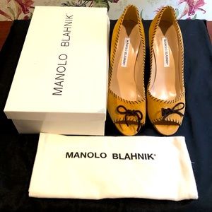 Manolo Blahnik tan suede pumps with brown leather stitching . Size EU 38 US 8